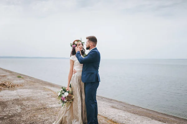 Groom Tenderly Embracing Bride Wreath Bouquet — Stock Photo, Image