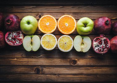 Dokunulmazlık için vitaminler. Taze meyve. Portakal, elma, nar, limon. Kopya alanı.