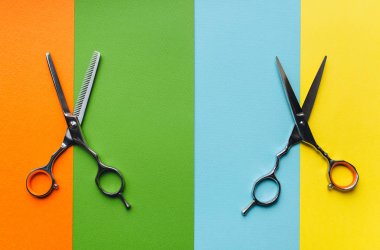 Çok renkli çizgiler şeklinde pastel Kağıt arka planda Kuaför makas. Minimalist pop sanat konsepti.