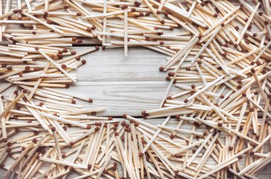 Kahverengi maç arka plan birçok saçılma. Çerçeve, kopya alanı.