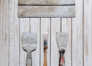 Kalan harç ile spatula. Gastarbeiter veya misafir işçisi