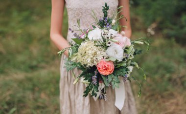 Gelinin ellerinde güzel bir düğün buketi. Beyaz ve pembe güller. Güzel Sanatlar.