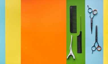 Çok renkli çizgiler şeklinde pastel kağıt arka plan üzerinde beş aracı Kuaför. Minimalist pop sanat kavramı. Berber, kopya alanı.