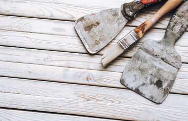 Macun bıçağı kiti. Kalan harç ile spatula. Gortarb