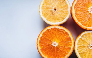 Yarım limon ve portakal izole. Dokunulmazlık için vitaminler. Kopya alanı.