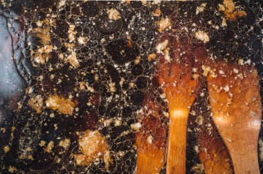 Tahta spatula bir fırın tepsisine yağlı. Şenlikli yemeği. Karbon ile yağ tavası. Bulaşık deterjanı. Reklam. Tahta spatula. Şükran günü.