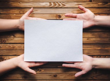 Beyaz bir sayfa-Tamam. Kağıt ahşap arka plan üzerinde temiz bir sayfayla.