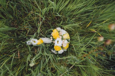 Düğün buket gül yeşil çimenlerin üzerinde