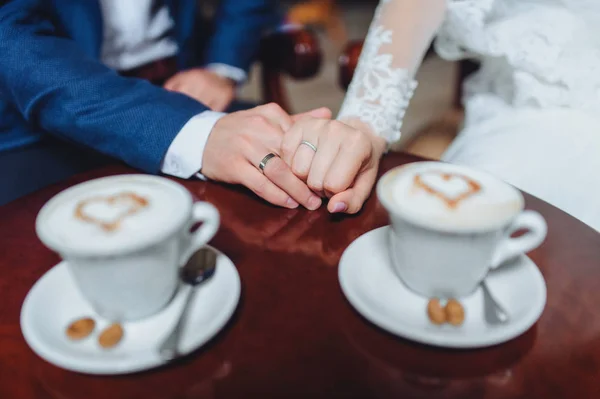 Egy Házaspár Newlywed Egy Gyönyörű Kávézóban Egy Csésze Kávét Fehér — Stock Fotó