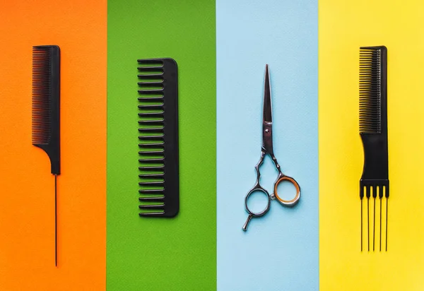 理髪店 マルチカラー ストライプ状のパステル カラー紙の背景に美容ツール シンプルな Pop アート コンセプト — ストック写真