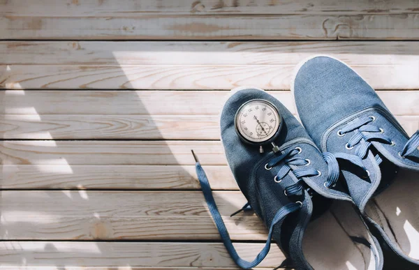 Блакитне Спортивне Взуття Джинсів Секундоміром Білому Дерев Яному Тлі Плоский — стокове фото