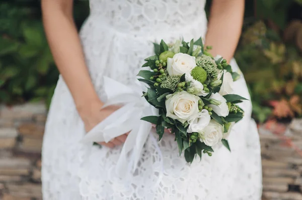 Bouquet Mariage Entre Les Mains Mariée Roses Blanches — Photo