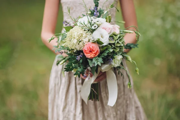 Buquê Casamento Nas Mãos Noiva Rosas Brancas Rosa Belas Artes — Fotografia de Stock