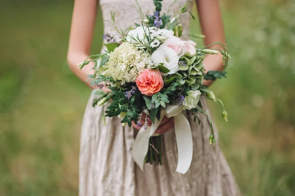 Bouquet Mariage Entre Les Mains Mariée Roses Blanches Roses Beaux — Photo