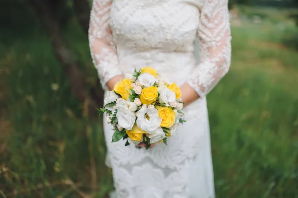 Esküvői Csokor Menyasszony Kezében Fehér Sárga Rózsák — Stock Fotó