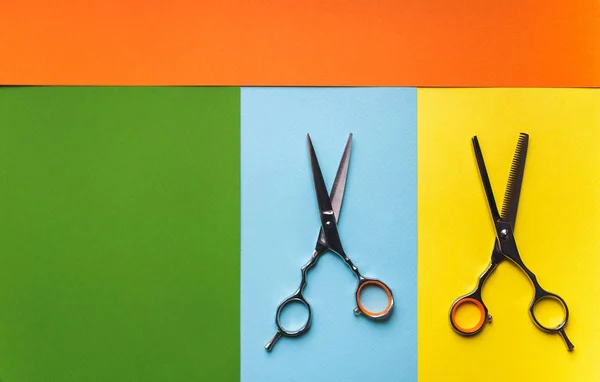 Ciseaux Coiffeur Sur Fond Papier Pastel Sous Forme Rayures Multicolores — Photo