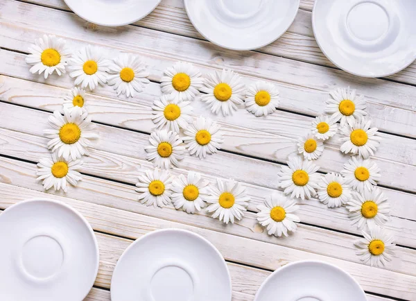 Het Woord Tea Geschreven Met Kamille Witte Verse Bloemen Madeliefjes — Stockfoto