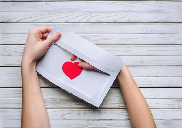 Дівчина Читання Лист День Святого Валентина Червоне Серце Паперові Символізує — стокове фото