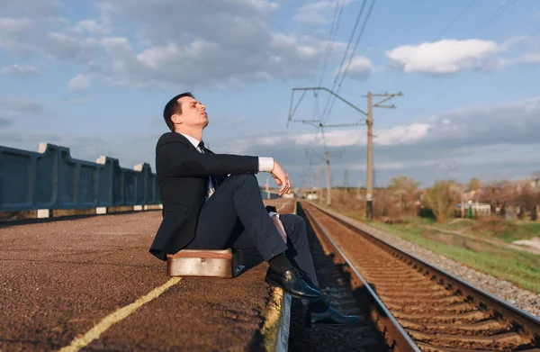 Deprimido Jovem Empresário Triste Sentado Mala Plataforma Ferroviária Sozinho — Fotografia de Stock