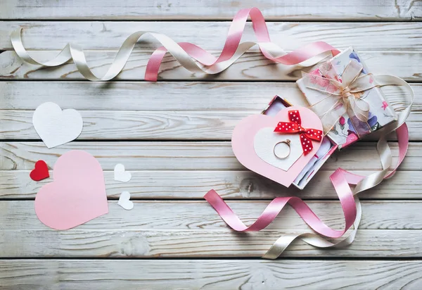 Saint Valentin Concept Proposition Mariage Une Alliance Sur Une Boîte — Photo