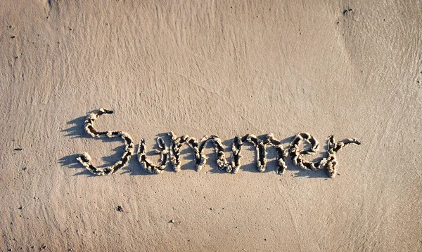 Επιγραφή Στην Υγρή Άμμο Καλοκαίρι Έννοια Φωτογραφία Από Τις Καλοκαιρινές — Φωτογραφία Αρχείου