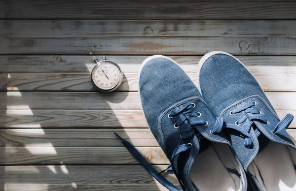 Блакитне Спортивне Взуття Макасин Джинсової Бавовни Секундоміром Білому Дерев Яному — стокове фото