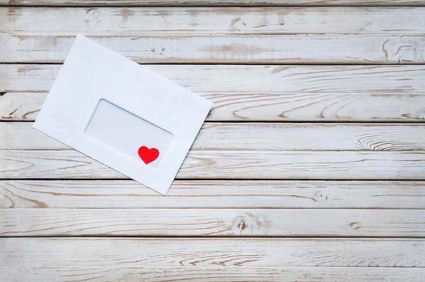 Aşk Mesajı Kırmızı Kalp Beyaz Bir Zarf Içinde Aşk Hakkında — Stok fotoğraf