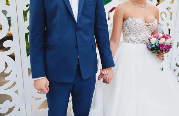 Sposo Sposo Con Bouquet Che Tiene Mano Durante Cerimonia Nuziale — Foto Stock