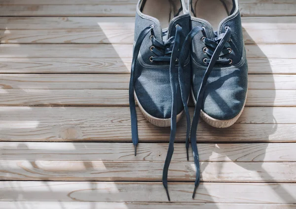 Вид Зверху Блакитні Джинси Спортивне Взуття Макасин Білому Дерев Яному — стокове фото