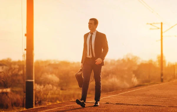 Бізнесмен Костюмі Валізою Йде Дорозі Щоб Зустріти Схід Сонця Шлях — стокове фото