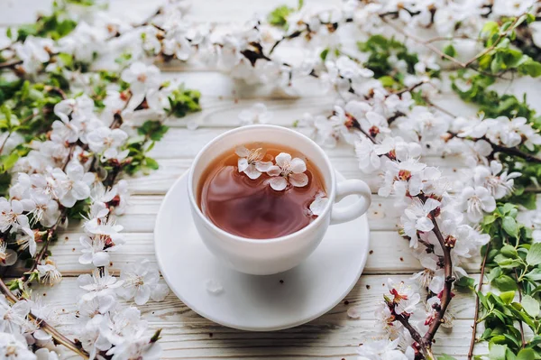 Taza Blanca Verde Flor Albaricoque Primavera Sobre Fondo Madera Rústico — Foto de Stock