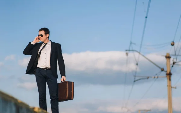 Bonito Homem Negócios Jovem Óculos Sol Uma Estação Ferroviária Com — Fotografia de Stock