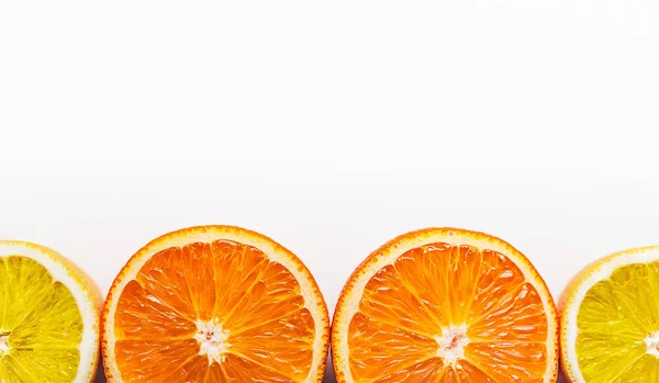 Moitié Des Citrons Des Oranges Isolés Vitamines Pour Immunité — Photo