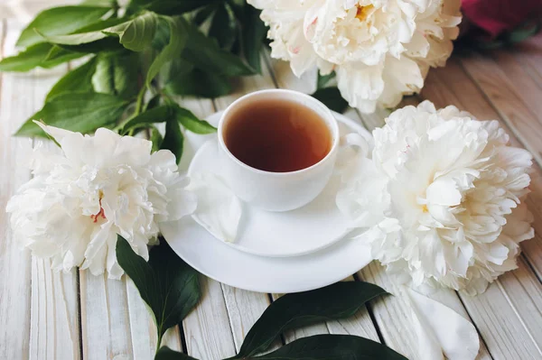 Taza Blanca Mañana Peonías Blancas Sobre Fondo Madera Gris Claro — Foto de Stock