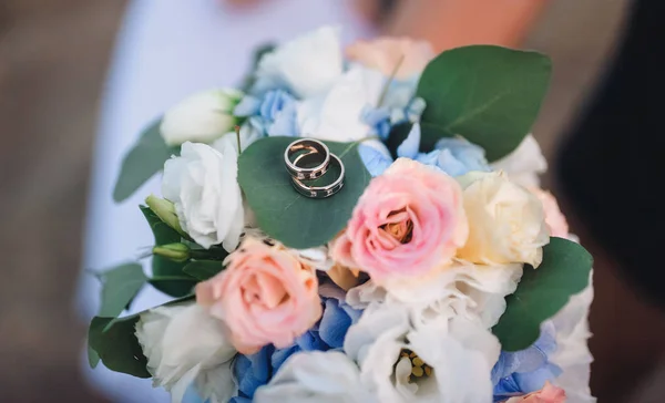 Два Золотых Обручальных Кольца Лежат Букете Невесты Белых Розовых Роз — стоковое фото