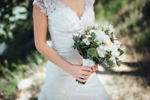 Esküvői Csokor Menyasszony Kezében Fehér Rózsaszínű Rózsák — Stock Fotó