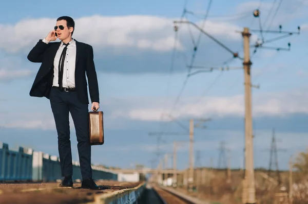 Bonito Homem Negócios Jovem Óculos Sol Uma Estação Ferroviária Com — Fotografia de Stock