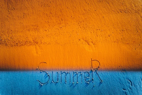 Der Schriftzug Sommer Steht Auf Dem Bunten Sand Die Inschrift — Stockfoto