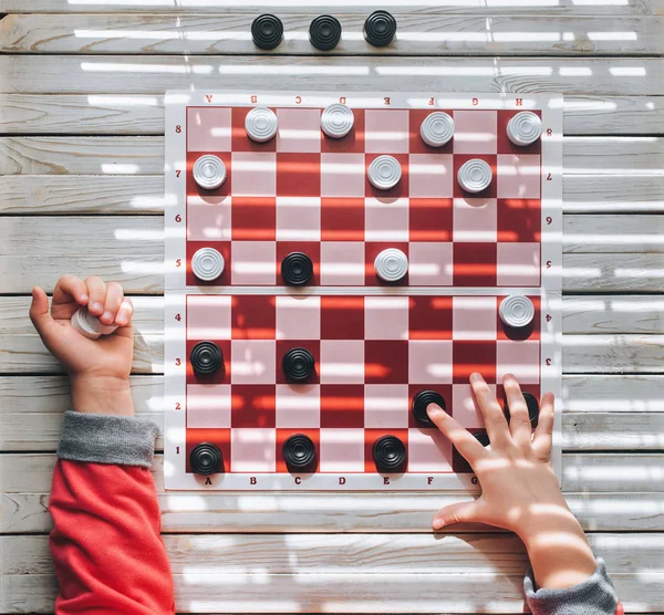 Mani Bambini Una Scacchiera Bambino Gioca Dama Giochi Tavolo Giocare — Foto Stock