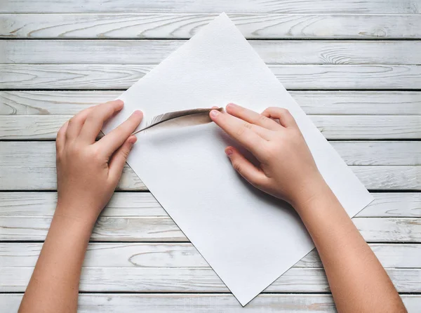 Una Chica Escribe Con Bolígrafo Una Hoja Blanca Papel Joven —  Fotos de Stock