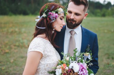 Gönül damat gelini arıyorum. Bir gelin başında gerçek çiçek çelenk ile. Doğa üzerinde yürümek.