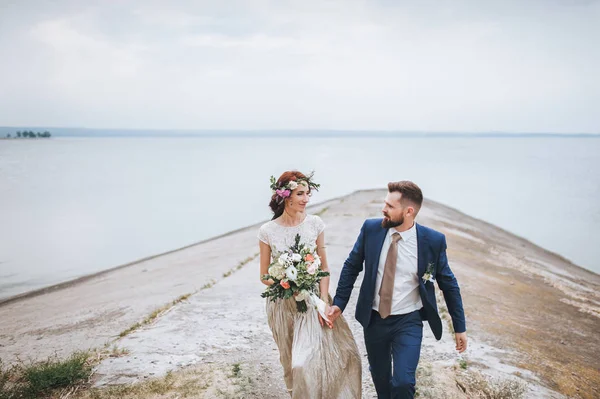 Paar Jonggehuwden Wandelen Langs Promenade Van Zee Bruid Met Een — Stockfoto