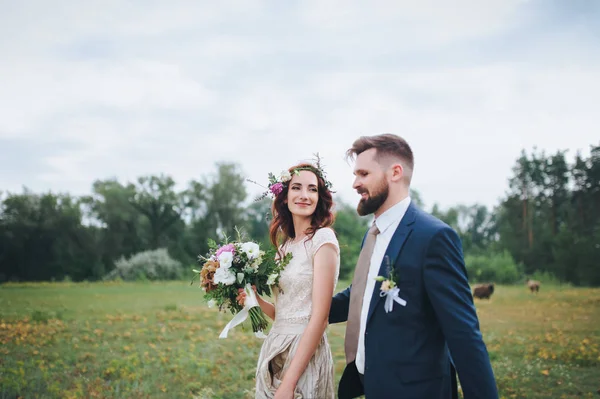 Nevěsta Ženich Procházky Mýtině Opřený Sobě Nevěsta Věnec Čerstvé Květiny — Stock fotografie