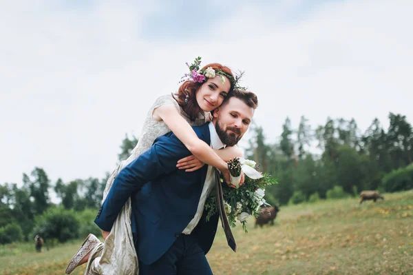 Zog Der Bräutigam Seine Braut Auf Den Rücken Die Frischvermählten — Stockfoto