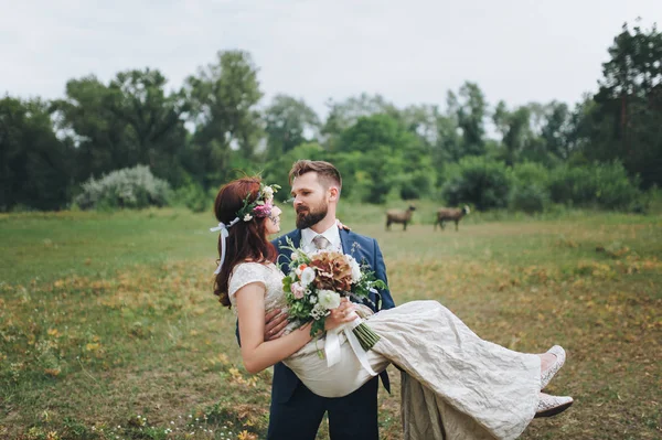 Groom Raised His Bride His Arms Bride Wreath Fresh Flowers — Stock Photo, Image