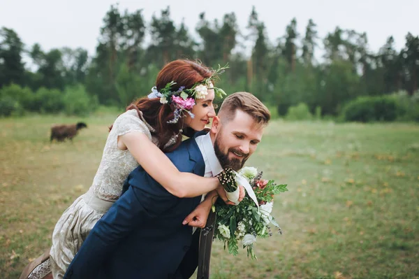 Sposo Solleva Sposa Sulla Schiena Gli Sposi Stanno Divertendo — Foto Stock