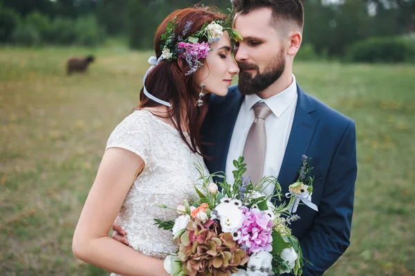 Los Novios Tocan Tiernamente Una Novia Con Una Corona Flores —  Fotos de Stock