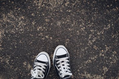 Spor ayakkabıları moda. Modern konfor. Asfalt arka plan. Siyah beyaz.