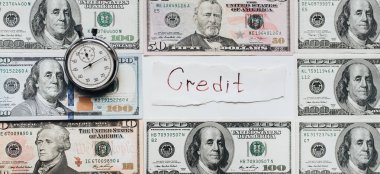 Kronometre ve dolar. Kredi borcu. Para kavramı zamanı. Banknot ve madeni paralar. Para kredi. Kopya alanı.