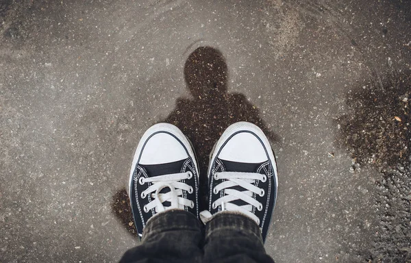 Sneakers Nella Pozzanghera Riflessione Uomo Una Pozzanghera Cammina Sotto Pioggia — Foto Stock